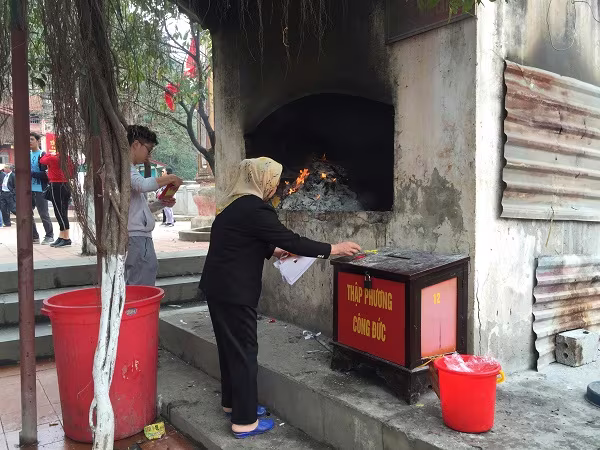 Còn tại chùa Vạn Niên khuyến khích người dân gom vàng lại rồi nhà chùa sẽ hóa lúc thích hợp
