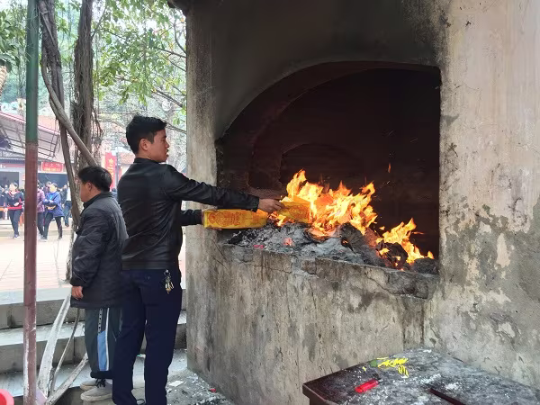 Ghi nhận của PV, tại một số đền chùa như chùa Hương, Phủ Tây Hồ, chùa Trấn Quốc, chùa Quán Sứ... có khá đông người dân đến lễ bái trong những ngày giáp Rằm tháng Giêng.