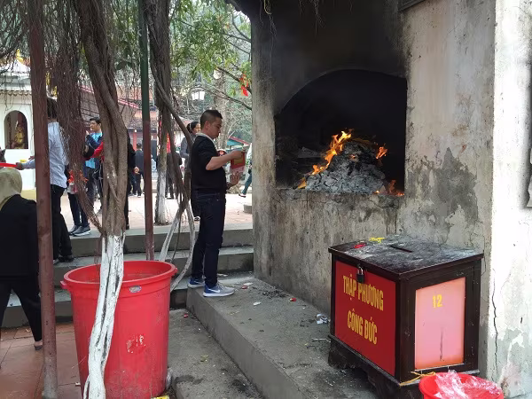 Tại chùa Hương (huyện Mỹ Đức, Hà Nội) rất đông người đi lễ chùa cùng các mâm chất đầy vàng mã