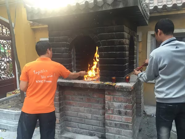 Một số người dân cho biết, việc đi chùa đốt vàng mã là thói quen không thể thiếu. Tuy nhiên, do thời gian gần đây tuyên truyền khá nhiều trên các phương tiện truyền thông nên việc đốt vàng mã đã được hạn chế hơn