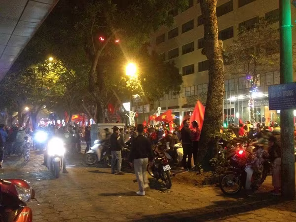 Hà Nội bùng nổ sau trận thắng của đội tuyển Việt Nam ảnh 6