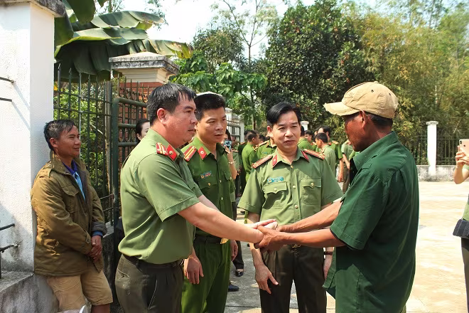 Sẻ chia những khó khăn với người dân nghèo ở huyện Điện Biên ảnh 7