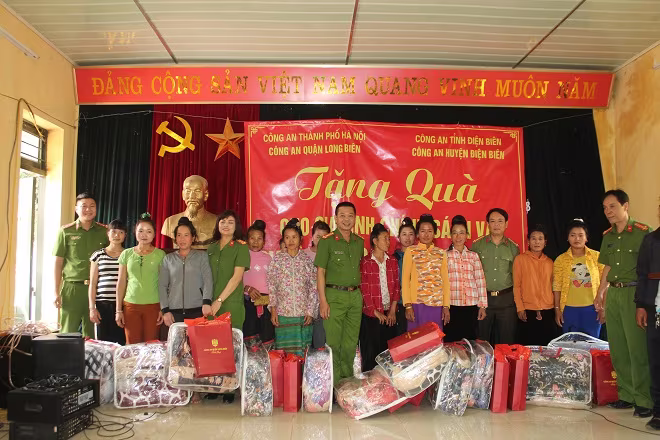 Sẻ chia những khó khăn với người dân nghèo ở huyện Điện Biên ảnh 9