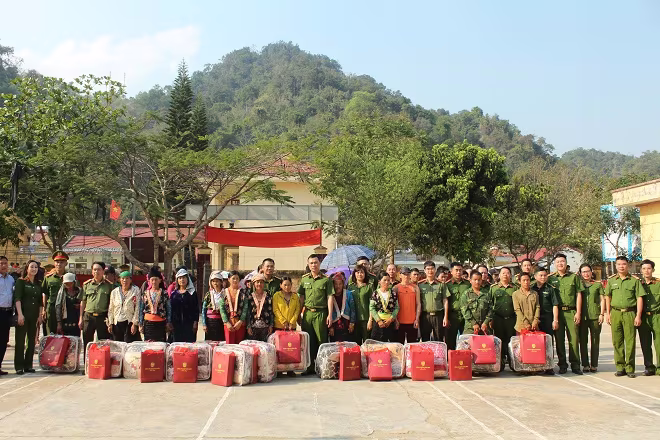 Sẻ chia những khó khăn với người dân nghèo ở huyện Điện Biên ảnh 11