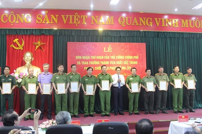 Thủ tướng Chính phủ khen các đơn vị khám phá chuyên án điều chế ma túy "khủng" ảnh 2 Thủ tướng Chính phủ khen các đơn vị khám phá chuyên án điều chế ma túy "khủng" ảnh 2