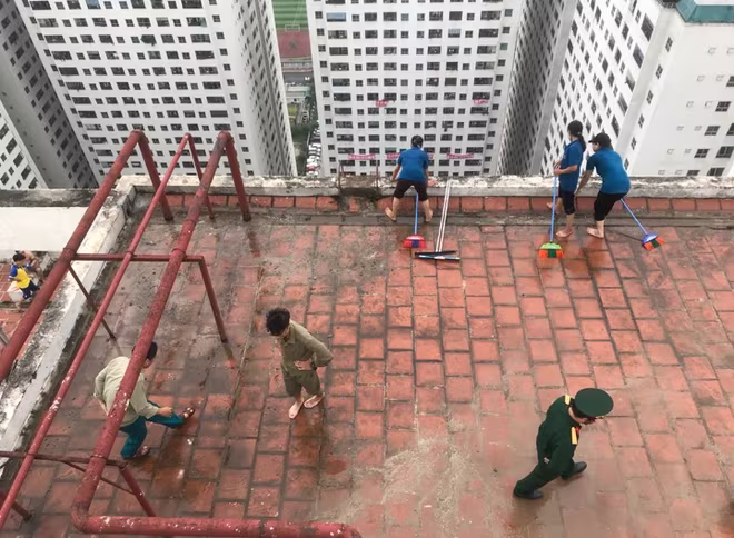 Quận Hoàng Mai huy động lực lượng thau rửa toàn bộ bể nước trong khu đô thị HH ảnh 4