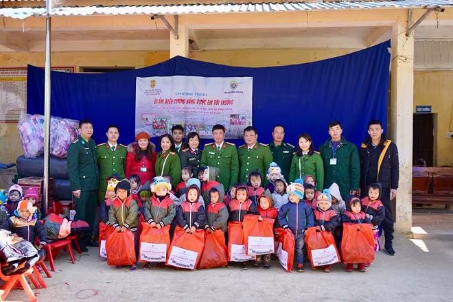 Công an Thủ đô sẻ chia với trẻ em nghèo nơi địa đầu Tổ quốc ảnh 6
