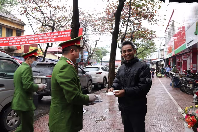 Công an quận Long Biên phát miễn phí 20.000 khẩu trang y tế cho người dân ảnh 8 Công an quận Long Biên phát miễn phí 20.000 khẩu trang y tế cho người dân ảnh 8