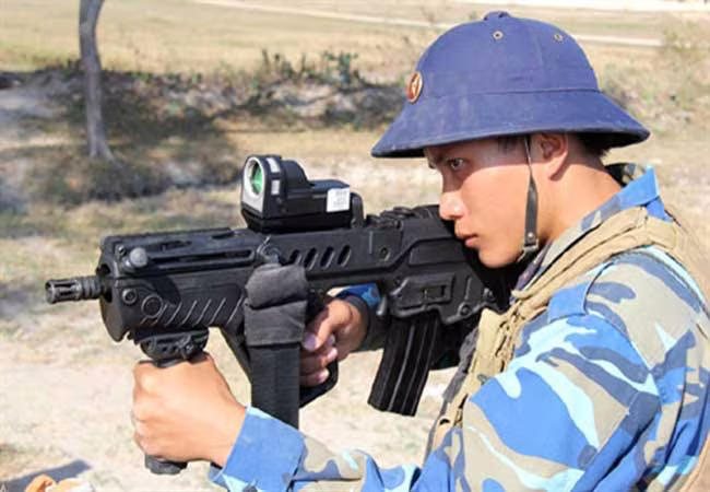 Súng được trang bị cho các đơn vị đặc nhiệm hoặc các cơ quan chấp pháp của các nước Azecrbaijan, Brazil, Colombia, Georgia, Honduras, Ấn Độ, Macedonia, Nigeria, Bồ Đào Nha, Mỹ, Thái Lan, Thổ Nhĩ Kỳ, Ukraine, Philippines, Chad và Ethiopia.