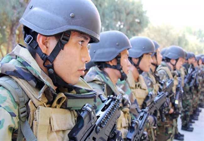 Tại Việt Nam chỉ có hai lực lượng được trang bị súng loại này là Hải quân đánh bộ và Đặc công. Tuy nhiên riêng Hải quân đánh bộ ngoài CTAR-21, họ còn được trang bị súng trường tấn công GTAR-21.