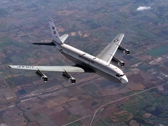 WC-135 Phoenix là chiếc máy bay chuyên dụng đặc biệt của Không lực Mỹ, nhiệm vụ của nó là đánh hơi để phát hiện phóng xạ, hay các vụ thử hạt nhân. Đây cũng là loại máy bay duy nhất trên thế giới thực hiện nhiệm vụ này.