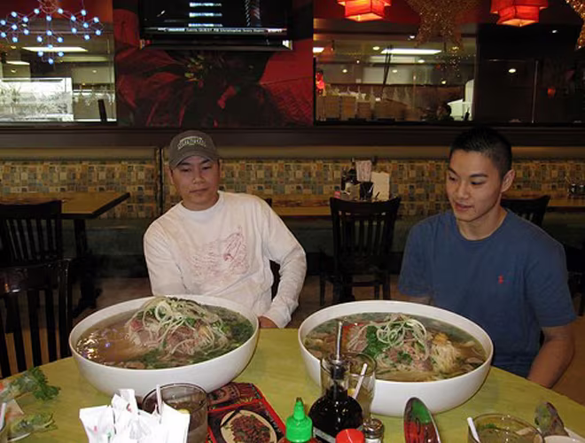 Thích thú vì họ nếu thành công khi ăn hết tô phở, họ vừa được ăn miễn phí một trong những món ăn ngon nhất thế giới một cách miễn phí. Thích thú vì họ nếu thành công khi ăn hết tô phở, họ vừa được ăn miễn phí một trong những món ăn ngon nhất thế giới một cách miễn phí.