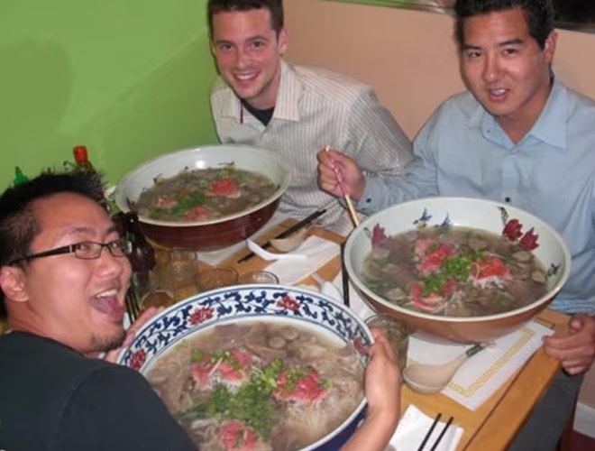 Các thực khách nước ngoài thích thú với tô phở đặc biệt này. Các thực khách nước ngoài thích thú với tô phở đặc biệt này.