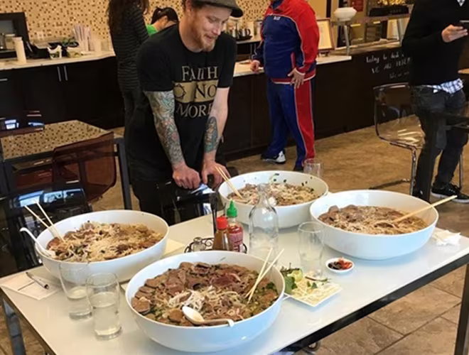 Vẻ mặt đầy đủ cảm xúc của một anh chàng nước ngoài chuẩn bị bước vào thử thách thú vị này. Vẻ mặt đầy đủ cảm xúc của một anh chàng nước ngoài chuẩn bị bước vào thử thách thú vị này.