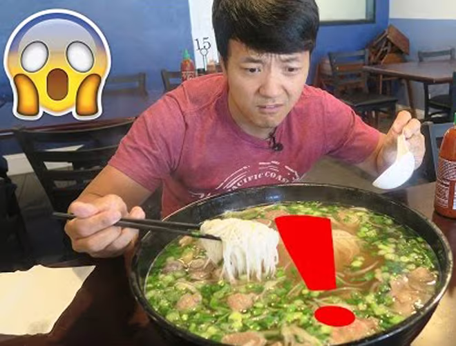 Vẻ mặt băn khoăn của một anh chàng quyết định thử sức với tô phở khổng lồ này. Vẻ mặt băn khoăn của một anh chàng quyết định thử sức với tô phở khổng lồ này.