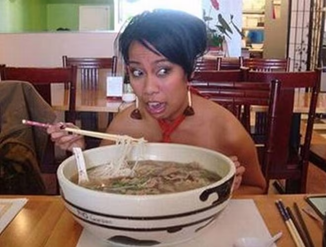 Tuy nhiên với tô phở ''hàng không mẫu hạm'' lại khiến người nước ngoài vừa thích thú vừa sợ hãi. Tuy nhiên với tô phở ''hàng không mẫu hạm'' lại khiến người nước ngoài vừa thích thú vừa sợ hãi.