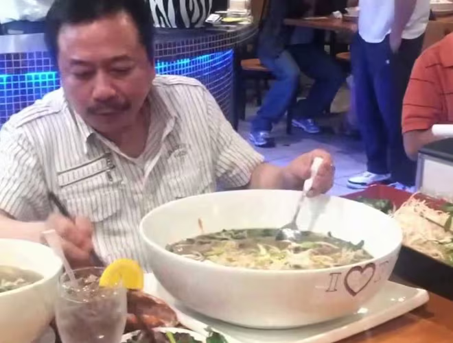 Trong hình là MC Việt Thảo đang thử thách với tô phở đặc biệt này. Trong hình là MC Việt Thảo đang thử thách với tô phở đặc biệt này.