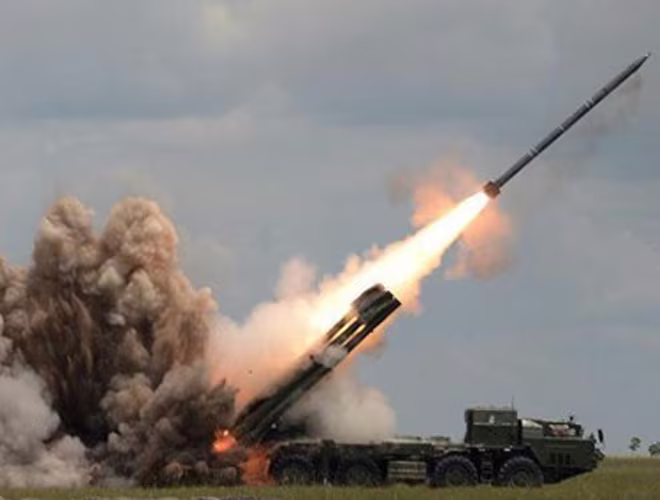 Tornado-S tiến hành ngắm bắn một cách tự động theo dữ liệu trinh sát nhận được từ vệ tinh. Tornado-S tiến hành ngắm bắn một cách tự động theo dữ liệu trinh sát nhận được từ vệ tinh.