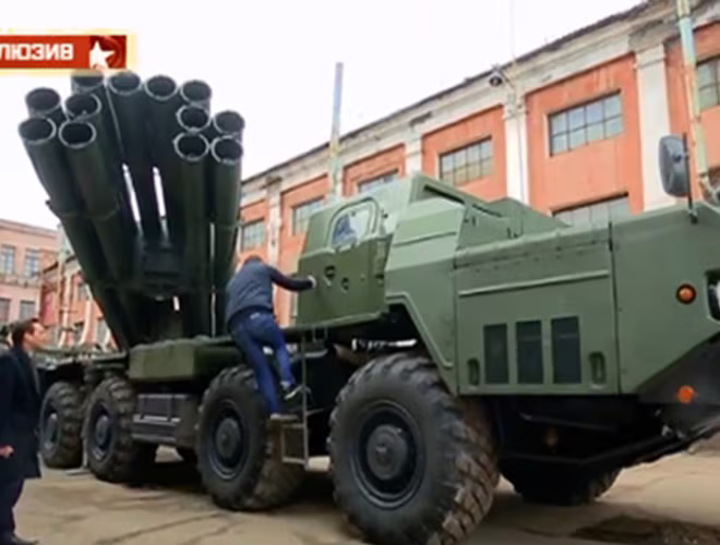 Xe thiết kế với 4 cầu chủ động, có chiều dài 12,7m, rộng 3m, cao 3,29m, khối lượng 20,5 tấn, tải trọng 24 tấn. Xe thiết kế với 4 cầu chủ động, có chiều dài 12,7m, rộng 3m, cao 3,29m, khối lượng 20,5 tấn, tải trọng 24 tấn.