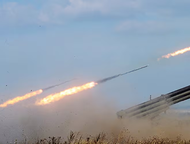 Hệ thống Tornado được giới thiệu lần đầu tiên vào năm 2007 nhằm thay thế các hệ thống tên lửa phóng loạt cũ của Nga như BM-21 Grad, BM-27 Uragan và BM-30 Smerch. Hệ thống Tornado được giới thiệu lần đầu tiên vào năm 2007 nhằm thay thế các hệ thống tên lửa phóng loạt cũ của Nga như BM-21 Grad, BM-27 Uragan và BM-30 Smerch.
