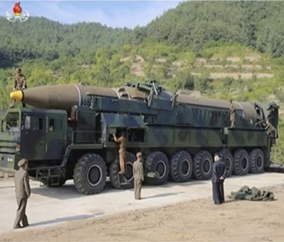 Ông Kim Jong-un trong một lần trực tiếp thị sát vụ phóng tên lửa. Ông Kim Jong-un trong một lần trực tiếp thị sát vụ phóng tên lửa.