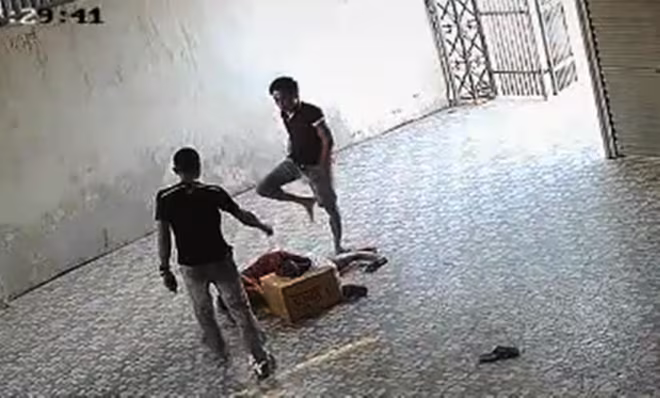 Khởi tố hai đối tượng xông vào nhà hành hung nữ chủ xe khách ảnh 2 Khởi tố hai đối tượng xông vào nhà hành hung nữ chủ xe khách ảnh 2