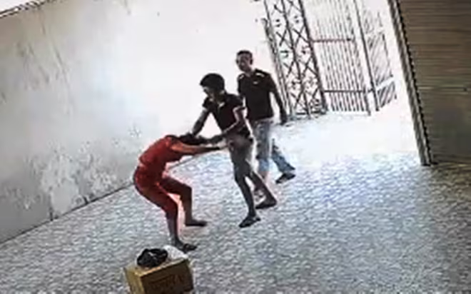 Khởi tố hai đối tượng xông vào nhà hành hung nữ chủ xe khách ảnh 1 Khởi tố hai đối tượng xông vào nhà hành hung nữ chủ xe khách ảnh 1