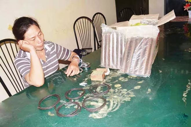 Người phụ nữ bị bắt khi mang 60 thỏi thuốc nổ đi bán ảnh 1