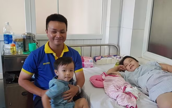 Chồng đỡ đẻ cho vợ ngay trên xe taxi ảnh 4