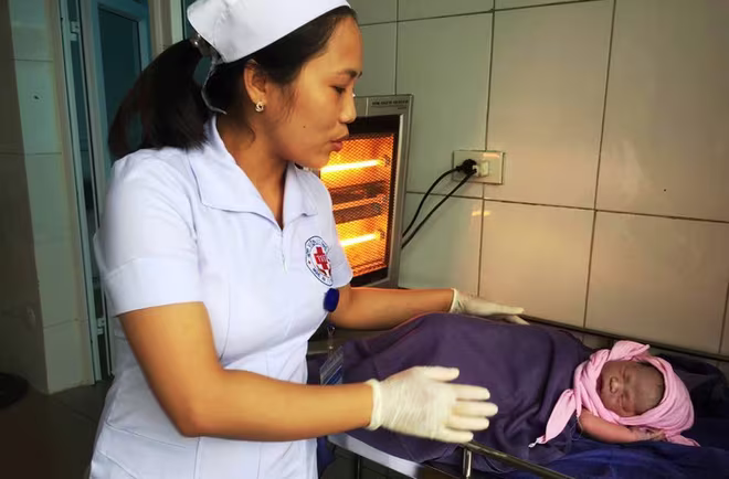 Chồng đỡ đẻ cho vợ ngay trên xe taxi ảnh 2