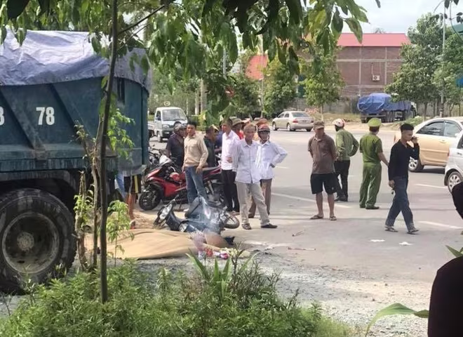 Va chạm với xe tải chở vật liệu xây dựng, người phụ nữ tử vong ảnh 1