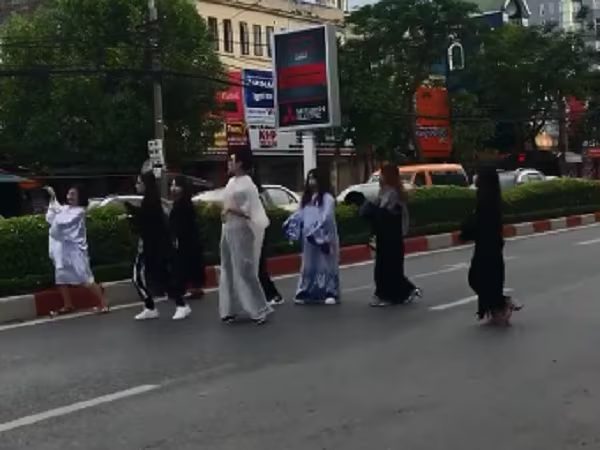 Choáng với clip "ma" nhảy giữa đường trong ngày rằm tháng bảy ảnh 1 Choáng với clip "ma" nhảy giữa đường trong ngày rằm tháng bảy ảnh 1