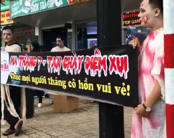 Choáng với clip "ma" nhảy giữa đường trong ngày rằm tháng bảy ảnh 3 Choáng với clip "ma" nhảy giữa đường trong ngày rằm tháng bảy ảnh 3