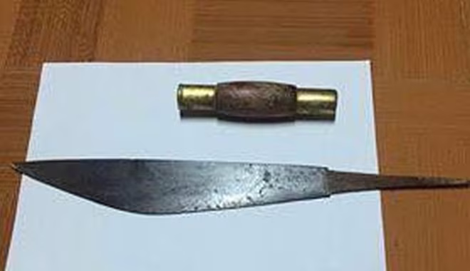 Lẻn vào nhà hàng xóm dùng dao đâm tới tấp vì mâu thuẫn xây bờ rào ảnh 1