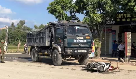 Va chạm với xe tải, người đàn ông ngã xuống đường tử vong ảnh 1