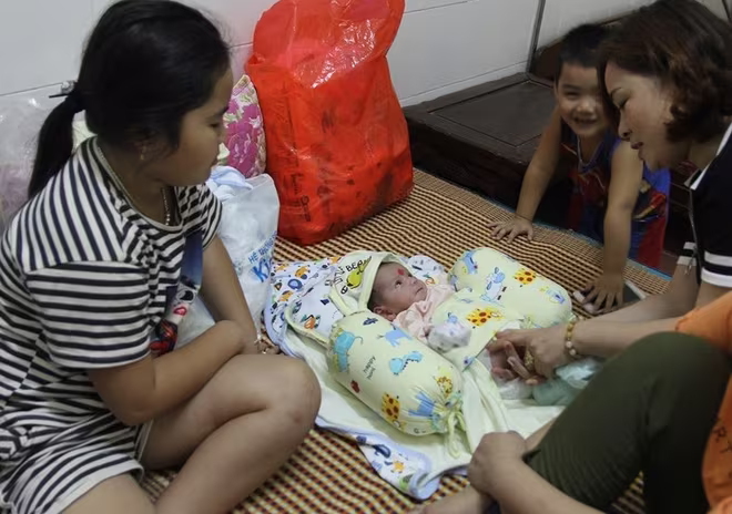 Xét nghiệm ADN xác minh người mẹ đến nhận con sau khi bỏ rơi bên đường ảnh 1