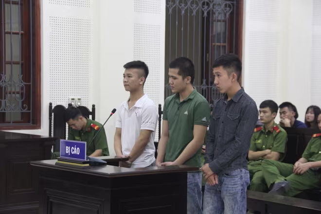 Mang súng đi giải quyết mâu thuẫn, 3 bị cáo lĩnh án ảnh 1 Mang súng đi giải quyết mâu thuẫn, 3 bị cáo lĩnh án ảnh 1
