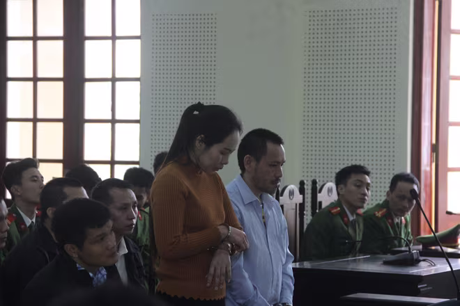 Cặp đôi cùng nhau đi lấy "hàng" rồi đi thẳng vào... tù ảnh 1 Cặp đôi cùng nhau đi lấy "hàng" rồi đi thẳng vào... tù ảnh 1