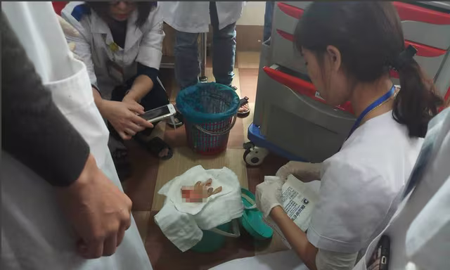 Bị nhắc nhở, người chạy "xe ôm" chém lìa tay ông chủ cửa hàng bán đồ ăn sáng ảnh 1 Bị nhắc nhở, người chạy "xe ôm" chém lìa tay ông chủ cửa hàng bán đồ ăn sáng ảnh 1