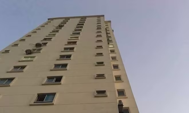 Bé trai chơi ở sân chung cư bị bê tông rơi trúng đầu tử vong ảnh 1 Bé trai chơi ở sân chung cư bị bê tông rơi trúng đầu tử vong ảnh 1