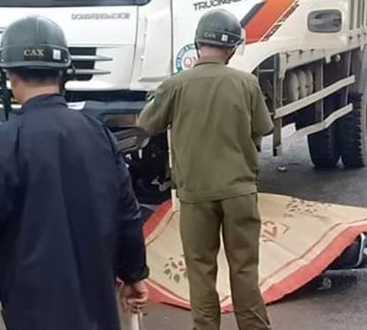 Xe máy va chạm xe tải, 2 người thương vong ảnh 1