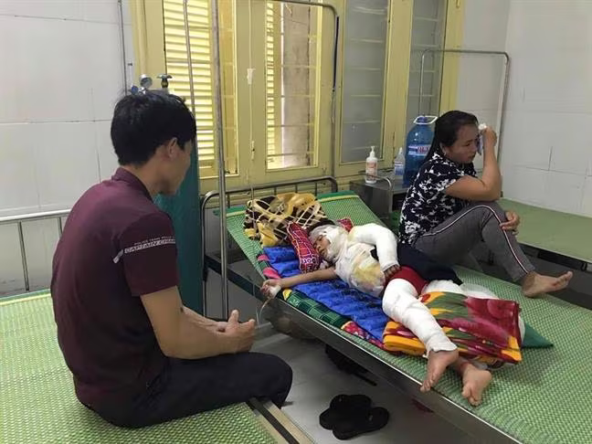 Dùng xăng nhóm bếp nấu cơm, nam sinh bị bỏng nặng ảnh 1 Dùng xăng nhóm bếp nấu cơm, nam sinh bị bỏng nặng ảnh 1