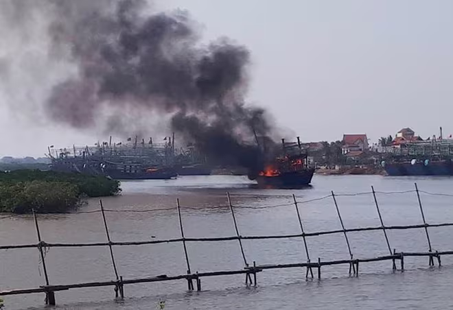 Cháy tàu câu mực của ngư dân, thiệt hại tiền tỷ ảnh 1