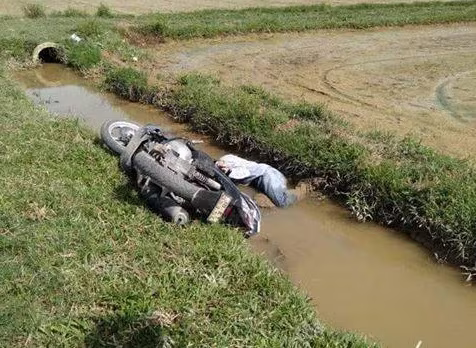 Nam thanh niên tử vong dưới mương nước cùng chiếc xe máy ảnh 1 Nam thanh niên tử vong dưới mương nước cùng chiếc xe máy ảnh 1