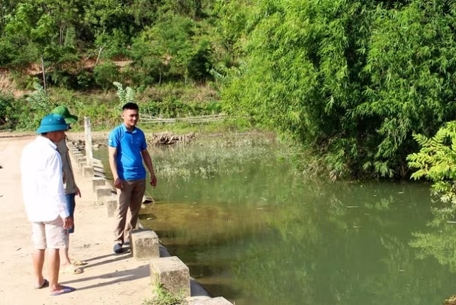 Theo mẹ ra đồng, bé trai đuối nước thương tâm ảnh 1