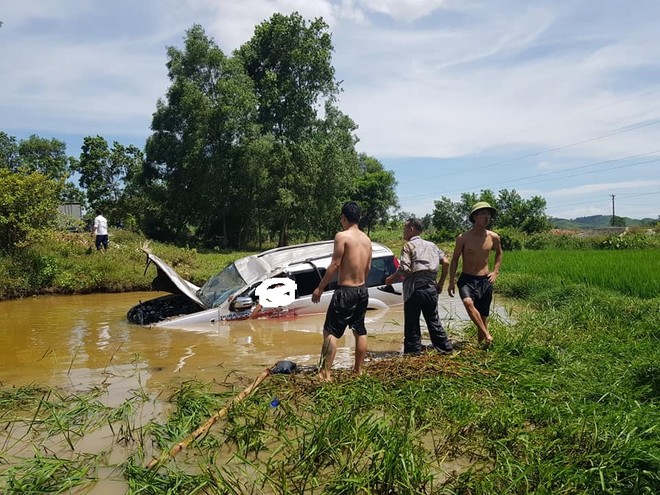 Lật xe ô tô 7 chỗ làm 6 người thương vong ảnh 2 Lật xe ô tô 7 chỗ làm 6 người thương vong ảnh 2