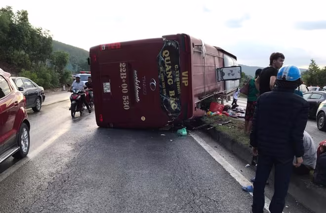 Xe khách lao vào dải phân cách, nhiều người bị thương ảnh 2 Xe khách lao vào dải phân cách, nhiều người bị thương ảnh 2