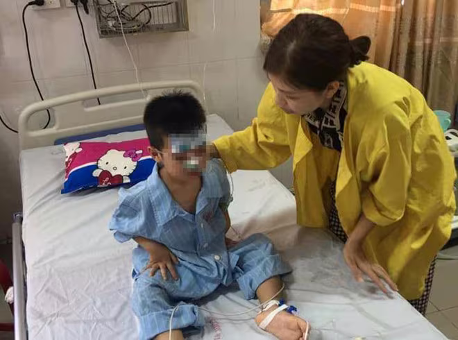 Chơi một mình, bé trai 5 tuổi rơi xuống giếng sâu ảnh 1