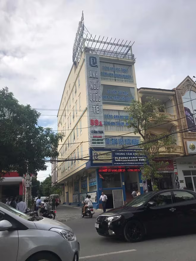 Thầy giáo người nước ngoài rơi từ tầng 4 trung tâm Anh ngữ tử vong ảnh 1