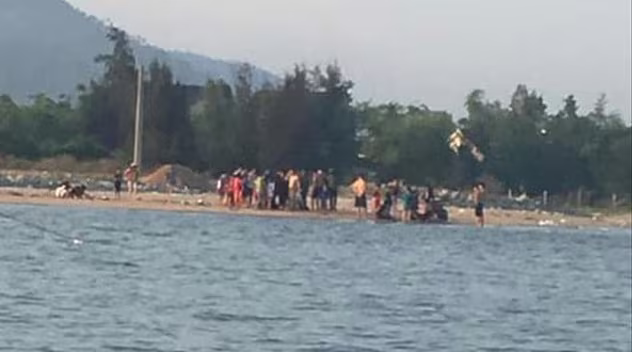 Đi bắt cá cùng bố, nam thanh niên trượt chân đuối nước ảnh 1